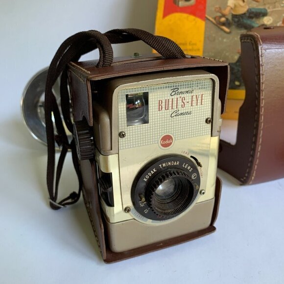 Kodak Brownie Bulls-Eye Camera Outfit In Box Flash Bulbs Leather Case - Picture 13 of 13